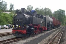 99 1781 ausfahrbereit mit Rollfahrzeug-Güterzug auf Gleis 3 im Bahnhof Steinbach.