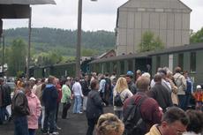 Fahrgastwechselandrang am Bahnsteig nach der Ankunft des Zuges aus Steinbach.