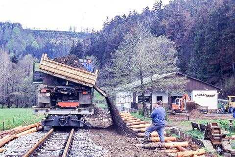 Mit dem Aushub vom Gelände des Bahnhofes Schmalzgrube wird der Bahnsteig am Forellenhof aufgefüllt.