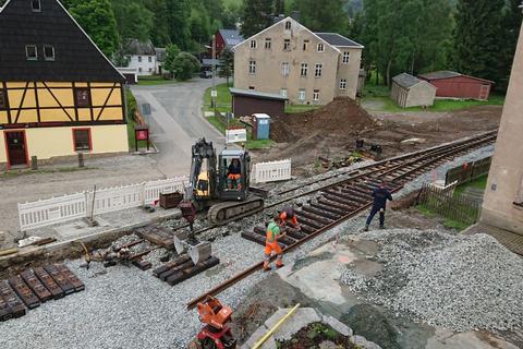 Während das erste Gleis schon eingeschottert wird, beginnt der Aufbau des zweiten Gleises.