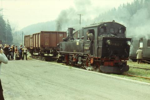 Am Ladestraßengleis werden durch 99 1582-8 Güterwagen aufgenommen, die hier zuvor entladen wurden.