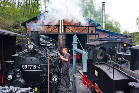 Das Putzen der Lokomotiven gehört zu den wichtigen Aufgaben vor dem Pfingstfest.