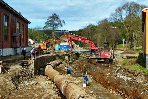 Die Rohre für die Wasserführung sind eingelegt und der Unterbeton für die Fundamente wird eingebracht.