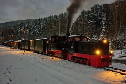 Letzter Zug des Tages mit Vorspann-V-Lok ab Schmalzgrube.