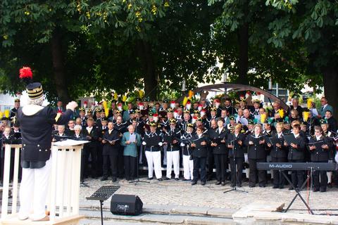Nachdem sie jeweils ihren Auftritt absolviert hatten, kamen die Vertreter der am 5. Chortreffen der bergmännischen Chöre und Musikvereine im Rahmen des 4. Sächsischen Bergmannstag zu einem Gruppenbild zusammen.