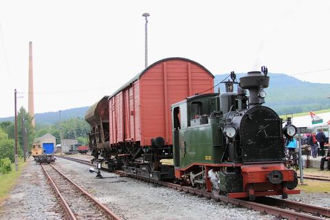 I K Nr. 54 mit aufgebockten Güterwagen im Bahnhof Cranzahl.
