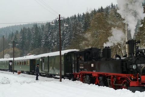 WinterDampf-Personenzug im Bahnhof Schmalzgrube.