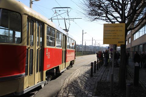 Mit dem Prototyp-Tatra-Straßenbahnzug fuhr die Ausflugsgemeinschaft vom Bahnhof Dresden-Neustadt nach Trachenberge zum dortigen Straßenbahnmuseum in Dresden.