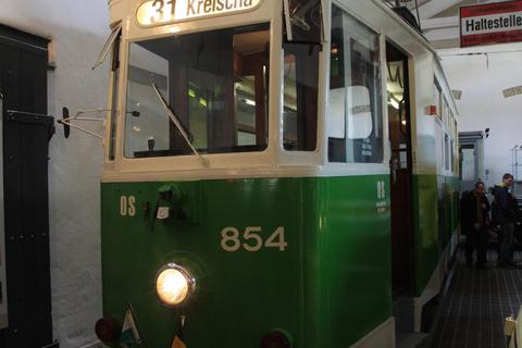 Ebenfalls von der Lockwitztalbahn, der früheren Straßenbahnlinie 31, stammt dieser Triebwagen Nr. 854.