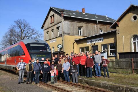 Gruppenfoto der Teilnehmer des Vereinsausfluges 2016 vor dem Empfangsgebäude der Zellwaldbahn in Großvoigtsberg.