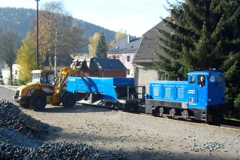Fortsetzung der Vorbereitungsarbeiten für den Stopfmaschineneinsatz mit Ausbringung des Schotters bis zur Grumbacher Straße.