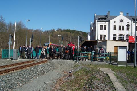 Ankunft des Sonderzuges mit PRESS-V100 und vier VSE-Museumszugwagen aus Dresden im Bahnhof Annaberg-Buchholz unterer Bahnhof.