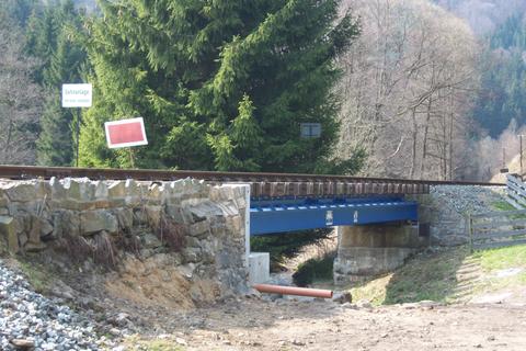 Das Gleis ist montiert, aber noch ist die Brücke nicht freigegeben.