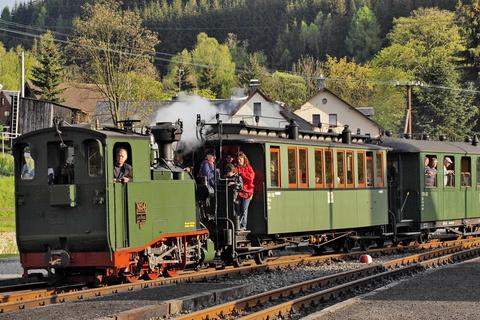 Die I K Nr. 54 erreicht Schmalzgrube mit ihrem Zug.