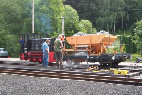 Ein Arbeitszug bringt Schotter für die Gleisbaustelle.