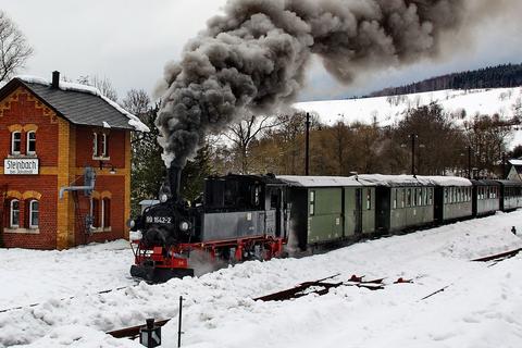 99 1542-2 startet mit ihrem Zug in Steinbach zur Fahrt nach Jöhstadt.