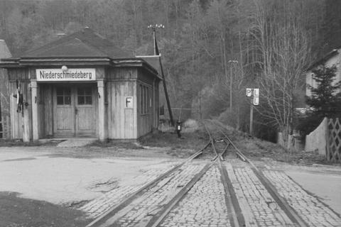 Der Bahnübergang in Niederschmiedeberg ist noch vorhanden, aber nicht mehr für Schienenfahrzeuge befahrbar.