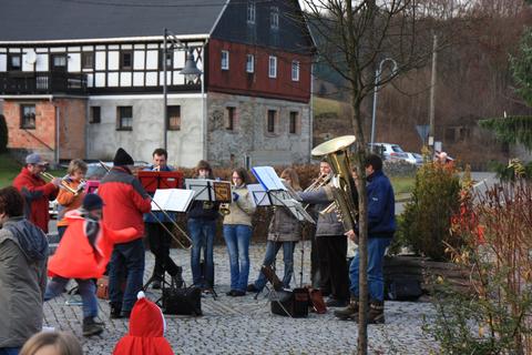 Das Grumbacher Blasorchester spielte zum „Peremet aschiebn“ auf dem Schmalzgrubner Dorfplatz auf.