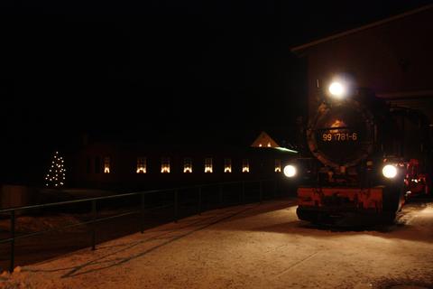 99 1781-6 vor der Ausstellungs- und Fahrzeughalle der Preßnitztalbahn, im Hintergrund die rekonstruierte Lagerhalle mit weihnachtlicher Beleuchtung.