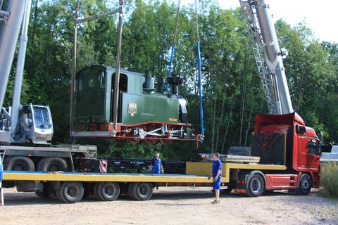 Mit zwei großen Autokränen wurde die rund 16 Tonnen schwere Lok vom Tieflader auf einen Eisenbahntransportwagen gehoben.