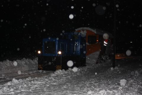 Schneeberäumung auf Gleis 1 im Bahnhof Steinbach.