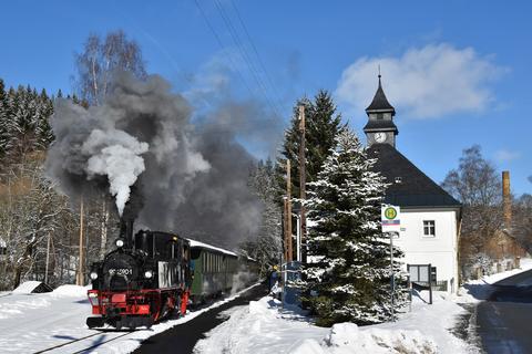 Abfahrbereiter Zug am Bahnsteig in Schlössel.
