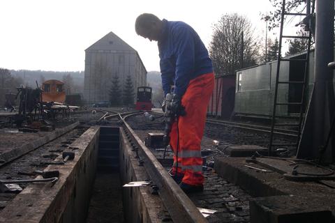 Auch wenn die Schienen auf dem Kanal in original sächsischer Nagelbauform befestigt werden, müssen die Nagellöcher im Hartholz vorgebohrt werden, um ein Spalten des Balkens zu verhindern.