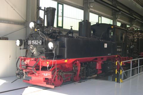 Nachdem sie bereits vom 5. bis 7. September auf dem Stand der Preßnitztalbahn beim Tag der Sachsen in Grimma zu sehen war, ist 99 1562-0 seit dem 8. September wieder einmal zu Gast auf den Gleisen der Museumsbahn.