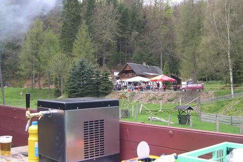 Blick vom Tresen zum Tresen - an der „Raststätte zum Wildbach“ hatte der Gastwirt alle Himmelfahrtsgäste zum Verweilen im Biergarten eingeladen.