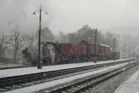 Schwere Last im Schneetreiben auf Gleis 1 in Steinbach.