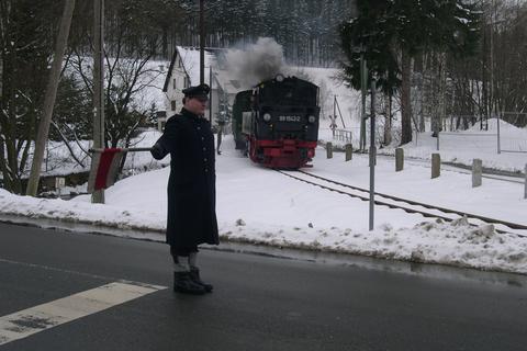 Stündlich in Schmalzgrube zu erleben, die Kreuzung der beiden Züge. Zugführer Frank Thomas sichert den Bahnübergang.