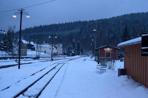 Feierabend auf dem Bahnhof Schmalzgrube - der Schnee läßt eher die Adventsfahrtage vermuten, nur ist dann nach dem letzten Zug schon finstere Nacht.
