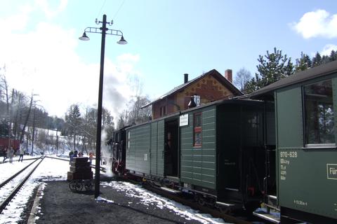 Unter dem Einfluss der Sonne wird der Schnee im Bahnhof Steinbach schon löchrig.