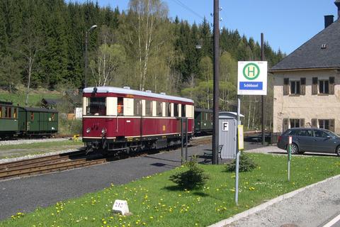 Foto-Halt am Bahnhof Schlössel.