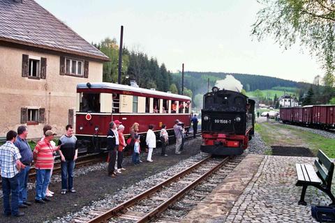 Zu Pfingsten 2008 kreuzte der Triebwagen regelmäßig mit Dampfzügen im Bahnhof Schlössel.