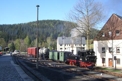 Am Gleis 1 in Schmalzgrube steht ein Güterzug in Richtung Steinbach abfahrbereit.