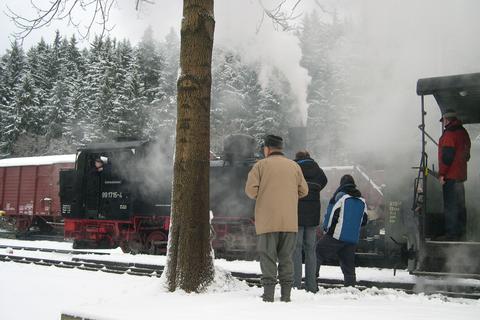 Unter Beobachtung von zahlreichen Eisenbahnfans passiert der Zug mit 99 1715 nach Steinbach den auf Gleis 1 in Richtung Jöhstadt abfahrbereit stehenden Zug.
