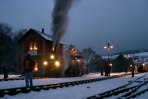 Die Zuglok des letzten Zuges des Jahres 2007 wird in Steinbach noch einmal für die Fahrt nach Jöhstadt präpariert.