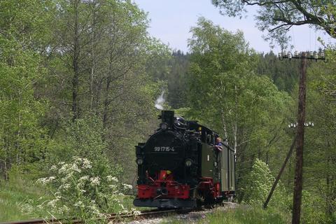 Der Zug mit VI K 99 1715-4 hat Jöhstadt gleich erreicht.