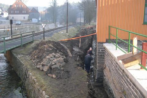 Das Mauerwerk des Fundamentes wurde durch Grundwasser und regelmäßige Hochwasser in den letzten Jahren regelrecht durchfeuchtet. Deshalb wird es auf rund zwei Meter Tiefe ausgeschachtet.