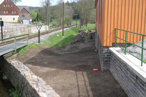 Der Abschnitt der Fundamentsanierung an der Brücke ist schon wieder verfüllt und Gras angesät.
