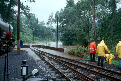 An der Einfahrt zum Bahnhof Steinbach werden provisorische Verbaue gebaut, um ein Überschwemmen der Gleisanlagen zu verhindern.