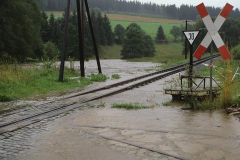 Der Bahnübergang am Kilometer 22,24 am Paschweg steht kurz vor der Überflutung.