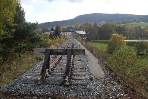 Blick Richtung Bahnhof Steinbach. Der Rad- und Wanderweg wird erst noch gebaut,