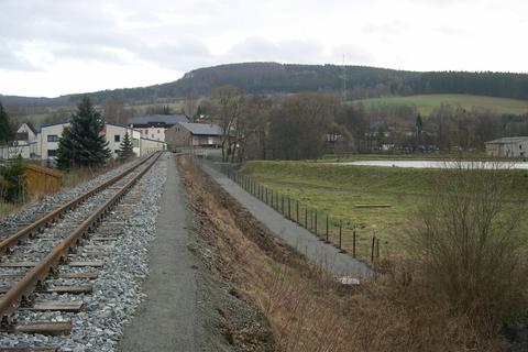 Bahndamm und parallel verlaufender Radweg in Blickrichtung Bahnhof Steinbach.