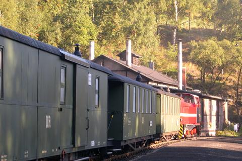 Am Sonntag Morgen steht 199 013 der SOEG mit dem Personenzug Abfahrtbereit am Bahnsteig in Jöhstadt.