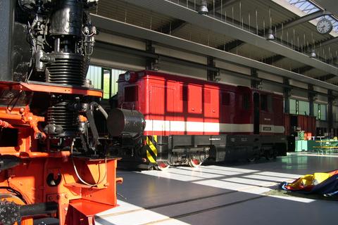 Die Morgensonne beleuchtet die Diesellok L45H 358 der BVO Fichtelbergbahn und 99 1781 der Preßnitztalbahn durch die großen Hallenfenster.