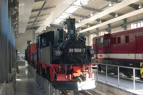 IV K 99 1568-7 der Preßnitztalbahn kam diesmal nicht zum Einsatz, sondern stand für die Besucher in der Ausstellungs- und Fahrzeughalle für Besichtigungen „von unten“ auf dem aufgeständerten Gleis 3 zur Verfügung.