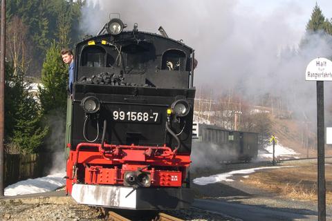 Einfahrt des Zuges in den Bahnhof Schmalzgrube.