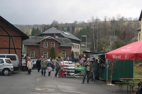 Auf der Ladestraße in Steinbach sind ein paar Marktstände aufgebaut.